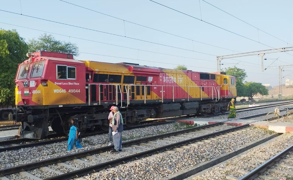 Engine failure of Kasganj-Tanakpur fair special in Kachla, train one hour late