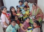 मामू भांजा में अष्टमी पर कन्या लांगुरा को भोजन खिलातीं प्रिया गुप्ता।