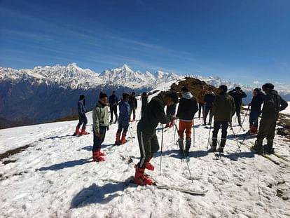 Khaliatop Snow Skiing Training