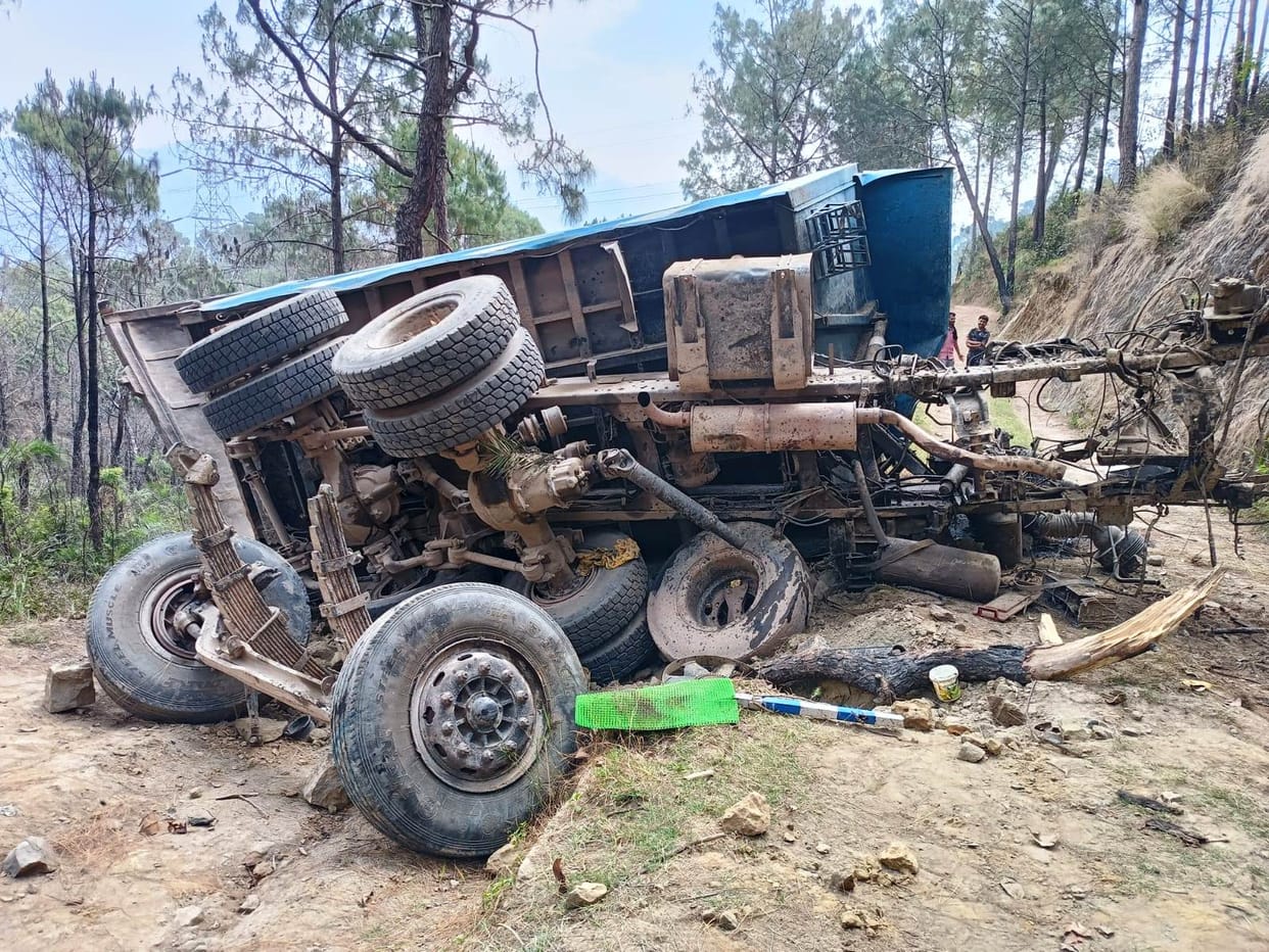 Tipper fell into the ditch, driver saved his life by jumping