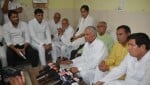 रेस्ट हाउस में प्रेसवार्ता करते पूर्व मंत्री सुभाष गोयल और कांग्रेस पदाधिकारी।
