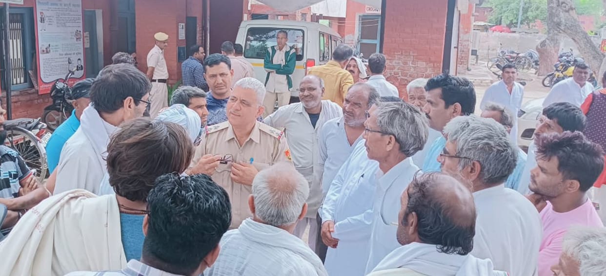 Panchayat of Loharwada reached the city police station to investigate the youth death case