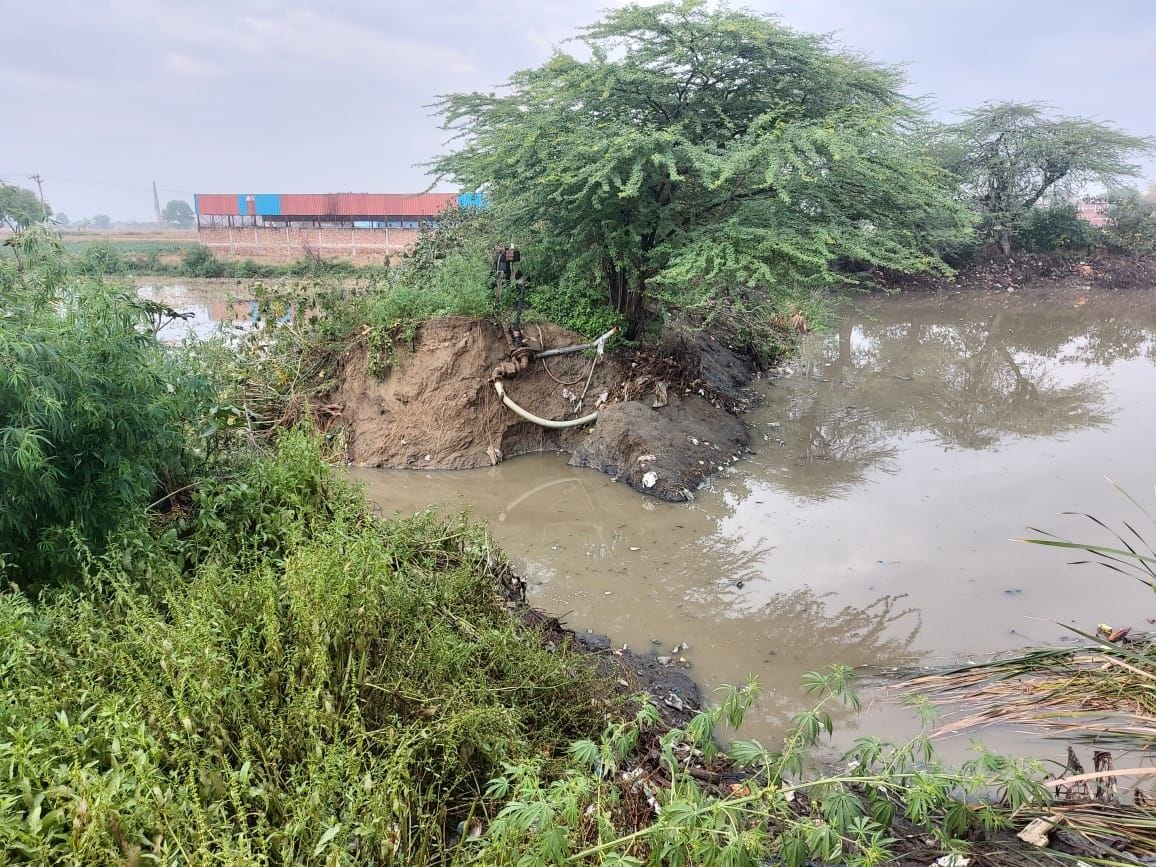 Johad broke in village Dahisra, water entered the settlement and fields
