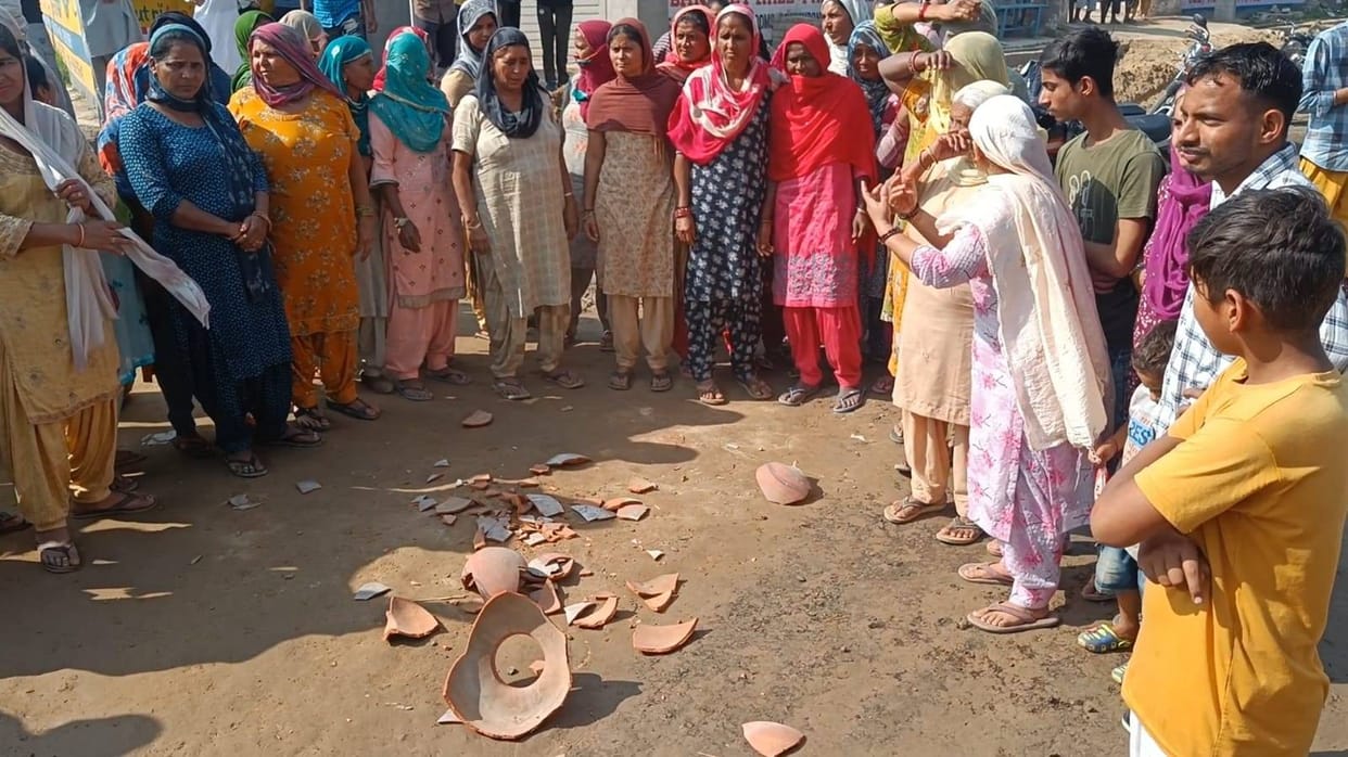 Drinking water supply did not come for 20 days, angry villagers jammed the highway, women broke pots