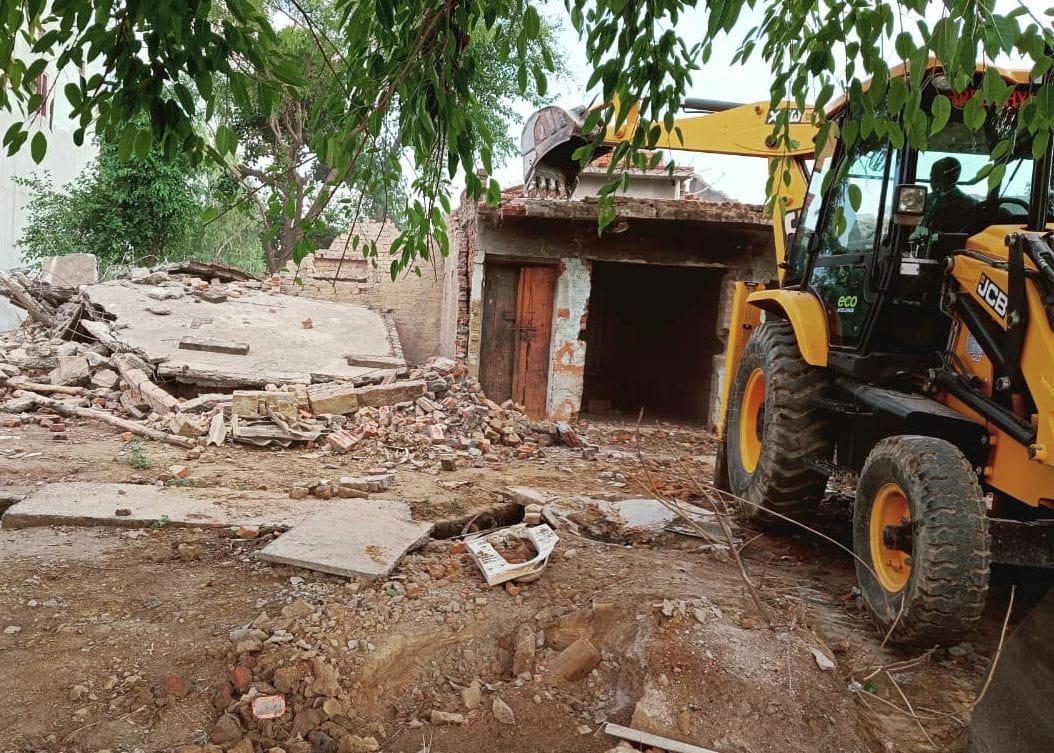 Ganga Expressway: JCB runs on the houses coming in the way of the interchanger