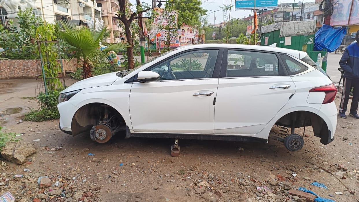 Wheels stolen from two vehicles near Shalimar Garden police station