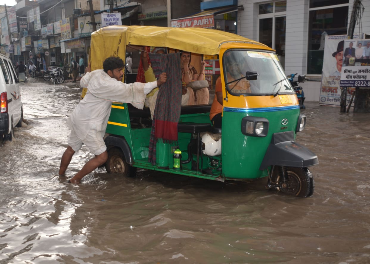 40 minutes of rain filled the city roads, vehicles stopped