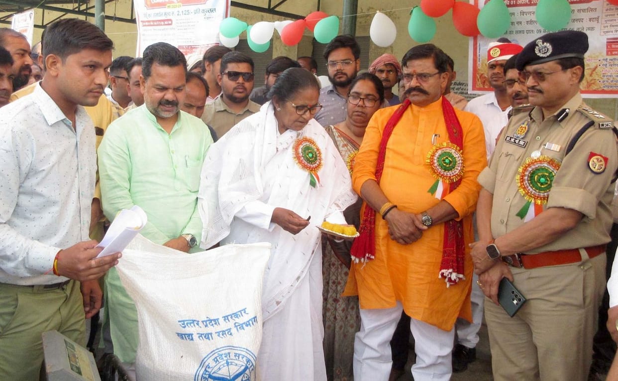 16.5 quintals of wheat bought at two centers on the first day in the district