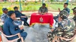 भारत-नेपाल सीमा कपिलवस्तु में सुरक्षा को लेकर बैठक करते एसएसबी और पुलिस के जवान।