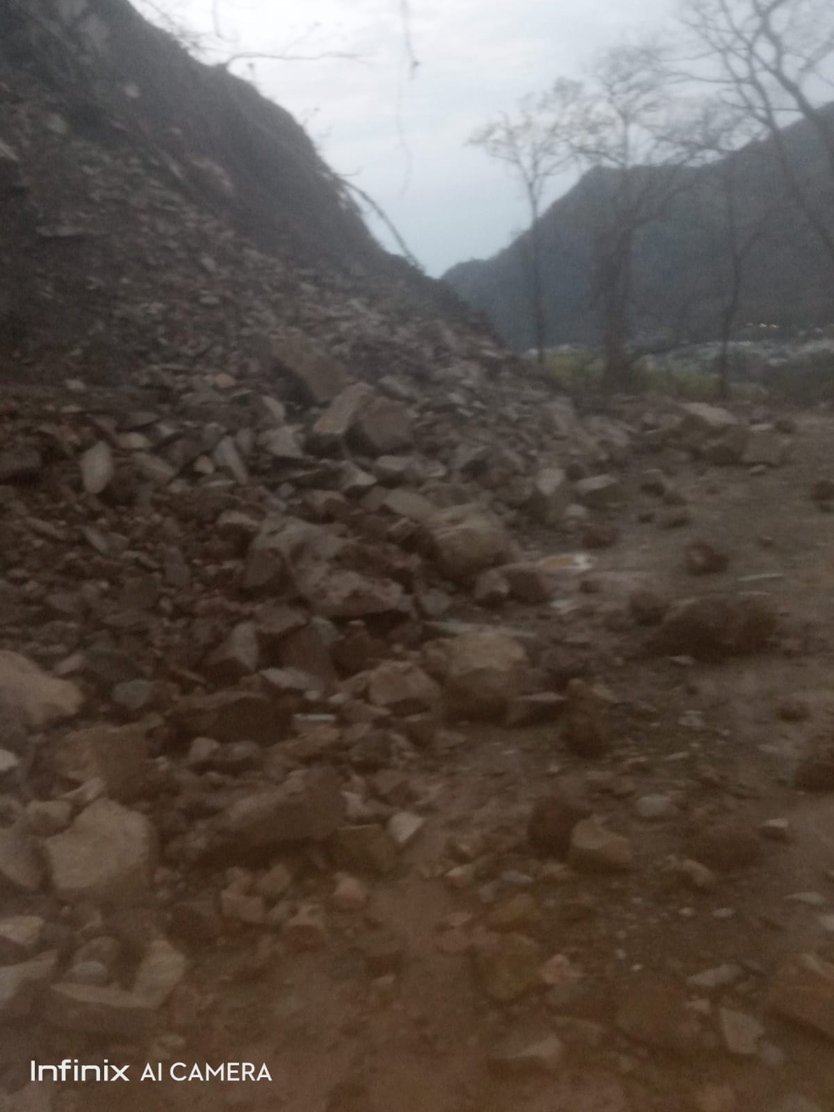 Debris came on Hadakhan road, speed stopped for 12 hours