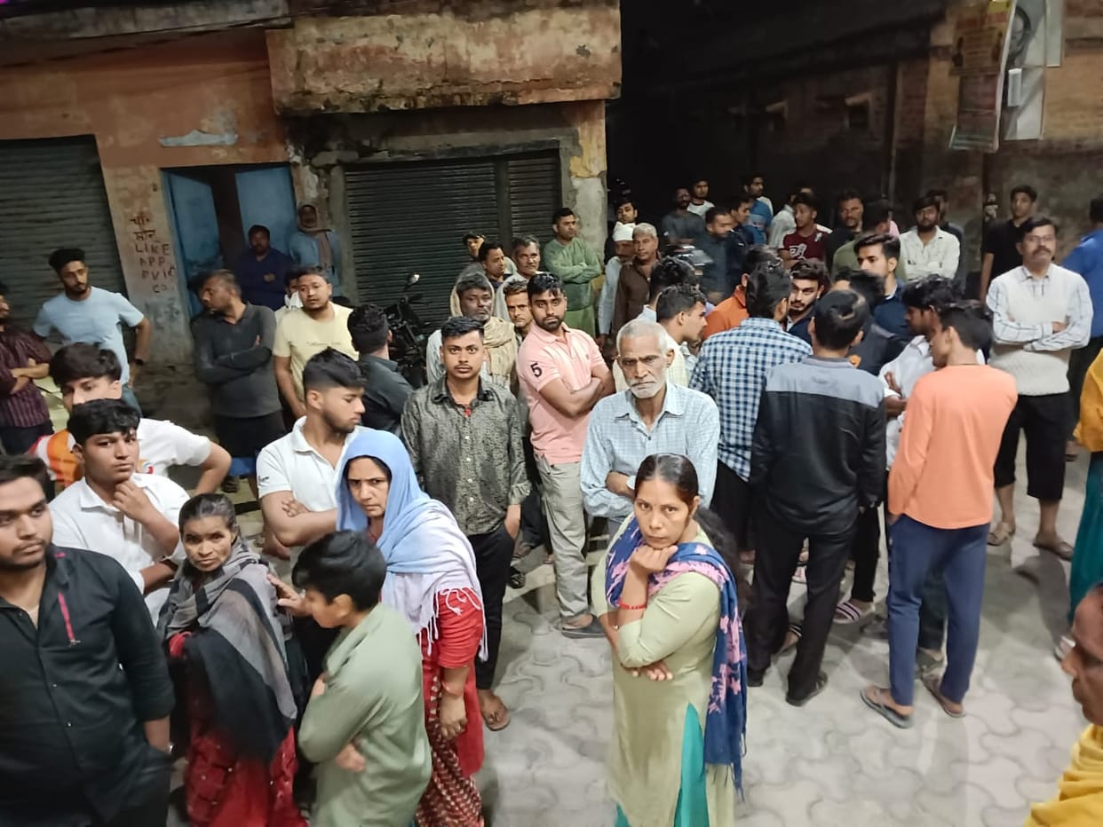 Entering into the house, the hydel department contractor was killed by firing bullets