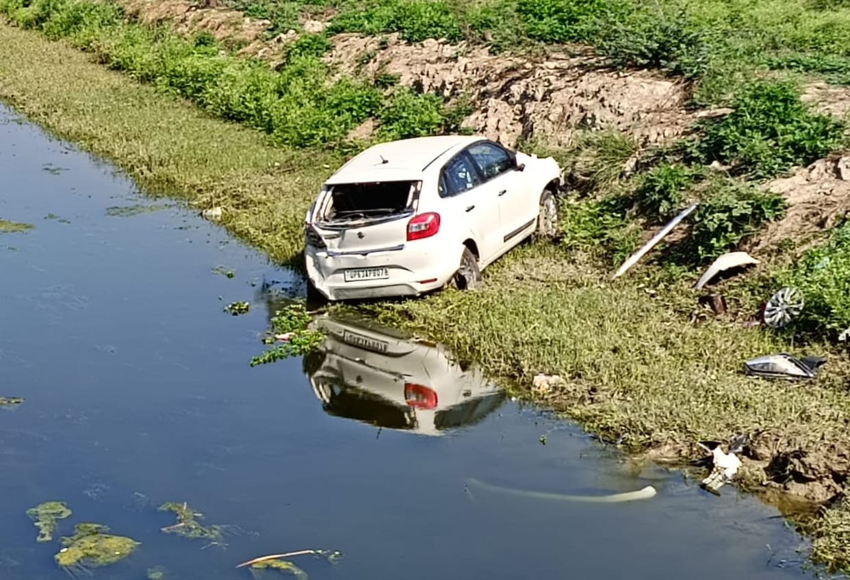 Car fell into canal due to uncontrollable truck collision, three injured