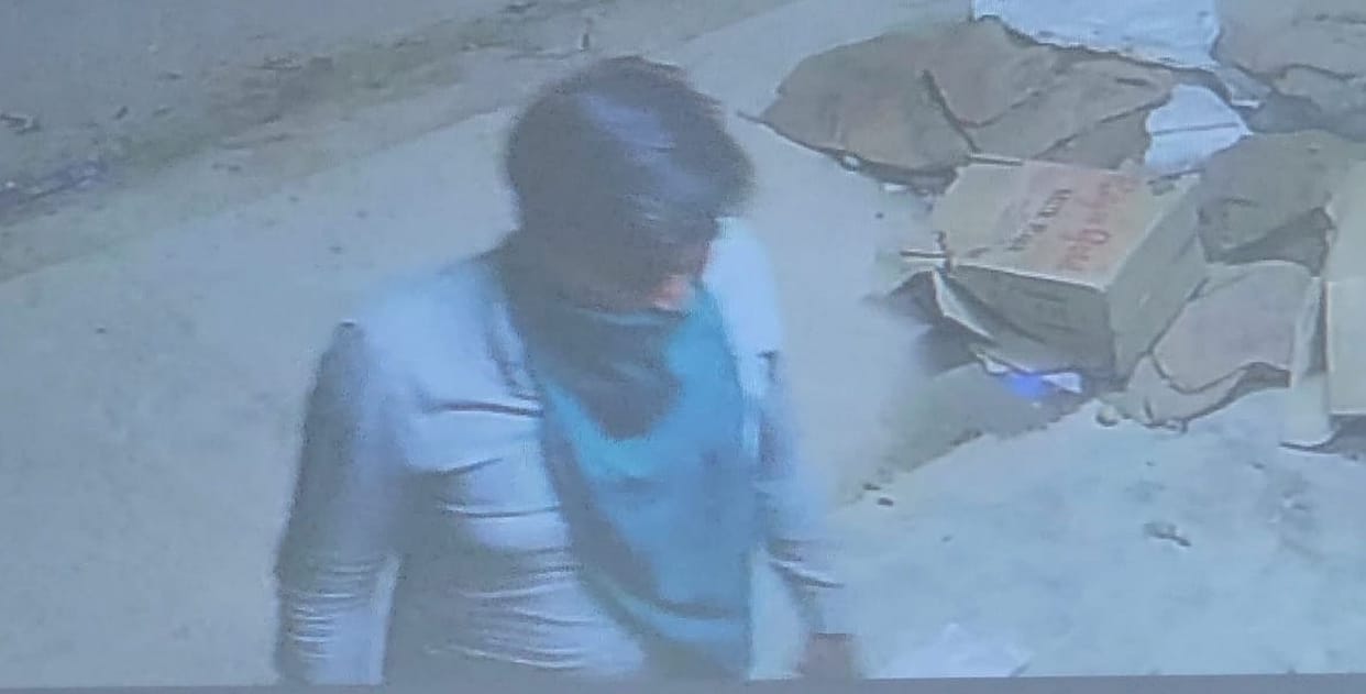 60 thousand stolen by breaking the lock of grocery store