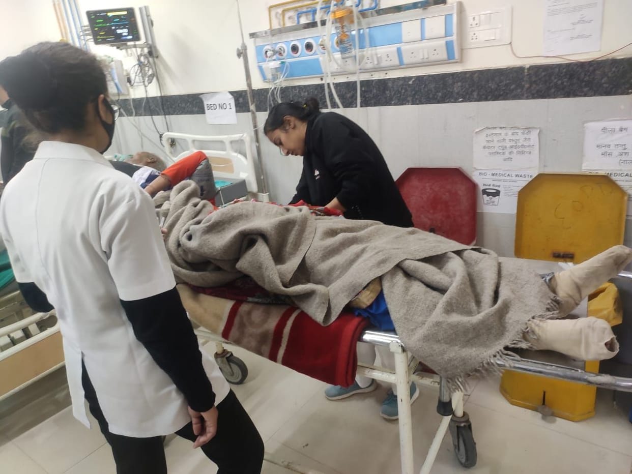 The woman who went to collect fodder for the animals fell from the tree, injured