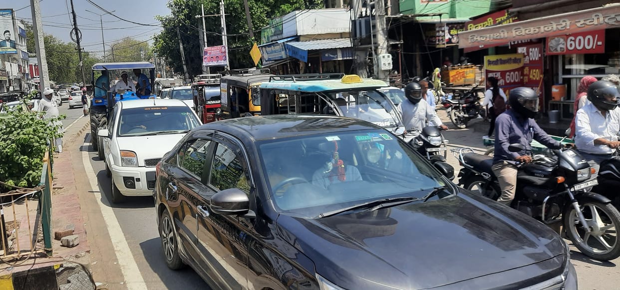 Policemen are doing CM duty by closing the booths of the squares, there is jam everywhere in the city