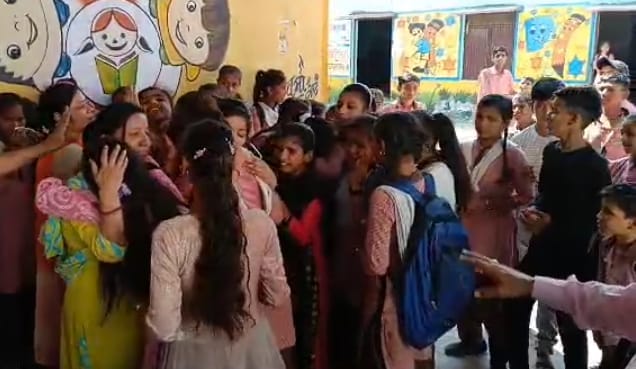 Students and teachers became emotional on farewell