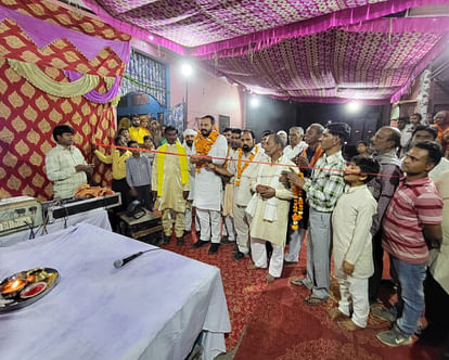 Aligarh News: देवी जागरण में दिखी हिंदू-मुस्लिम एकता की मिसाल, झूमे भक्त Example of Hindu-Muslim unity seen in Devi Jagran devotees danced