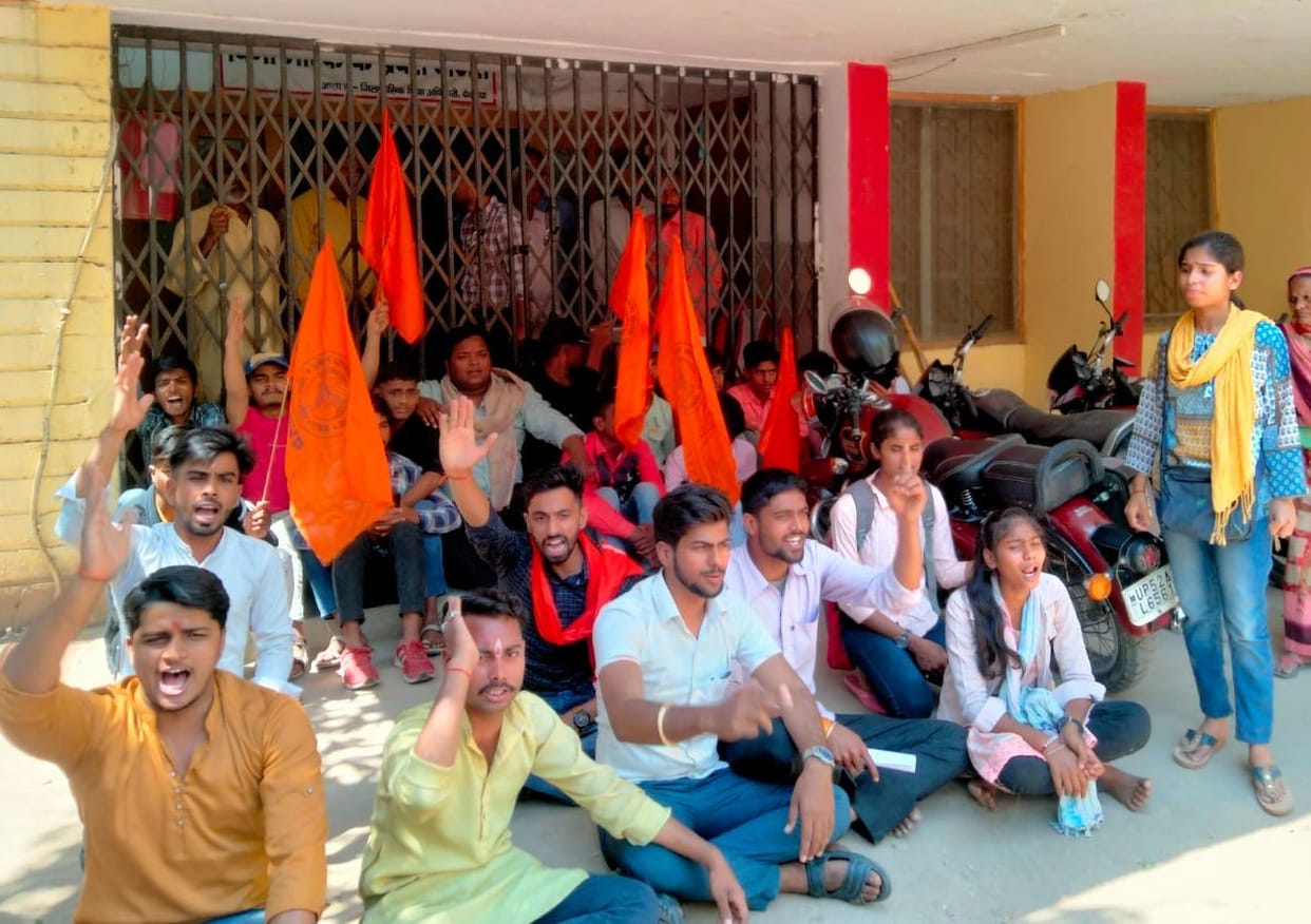 Demonstration by locking the BSA office