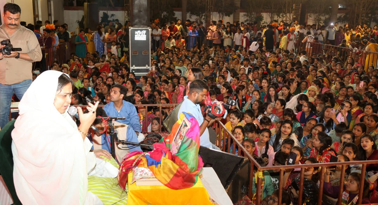 Shobha Yatra, grand welcome in the midst of flower rain