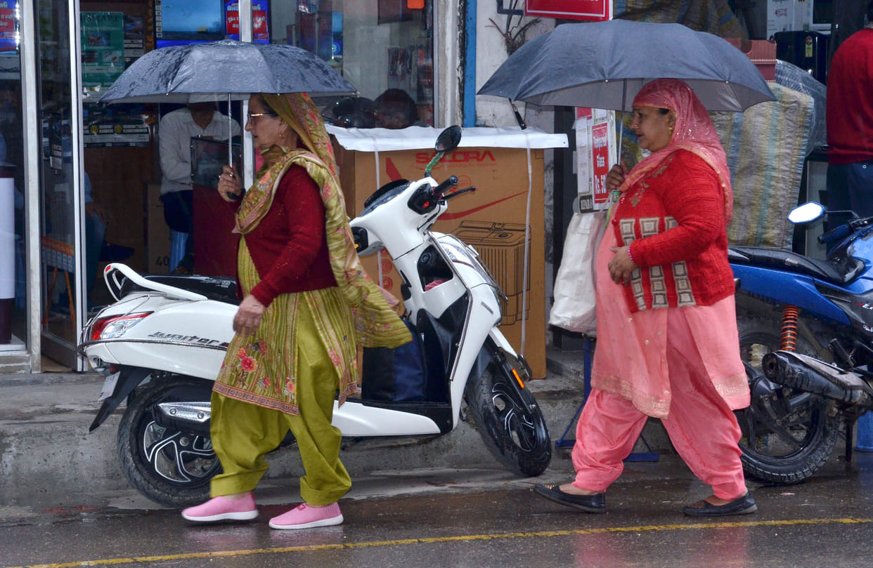Clouds remained in the district throughout the day, drizzle also occurred