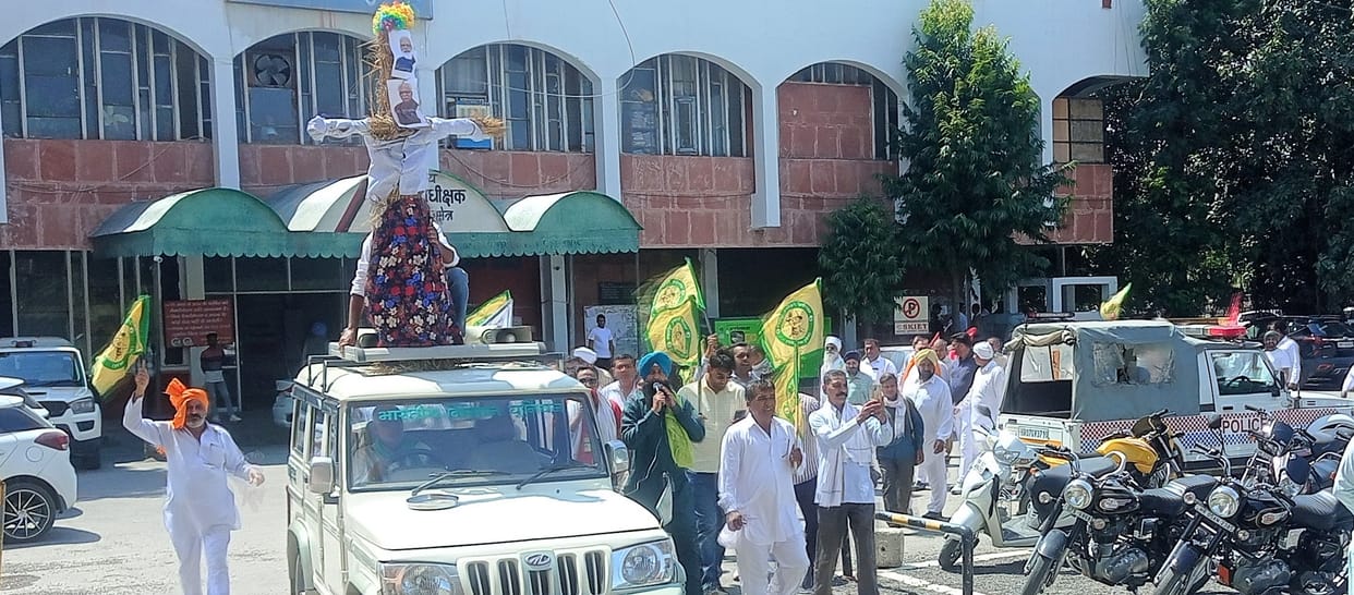 Farmers took out a fury march by playing a plate with a spoon, surrounded the district secretariat