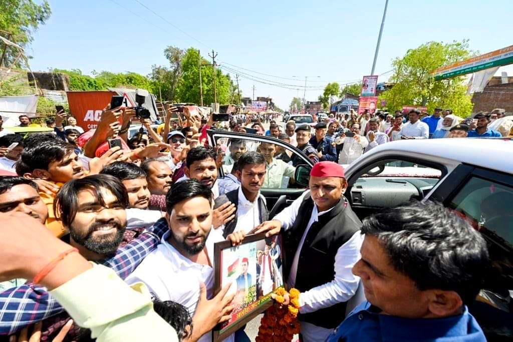 SP gathered to welcome SP chief, showered flowers