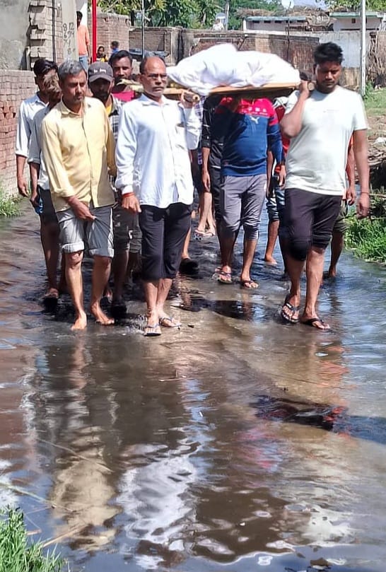 Funeral procession passed through dirty water in Binauli