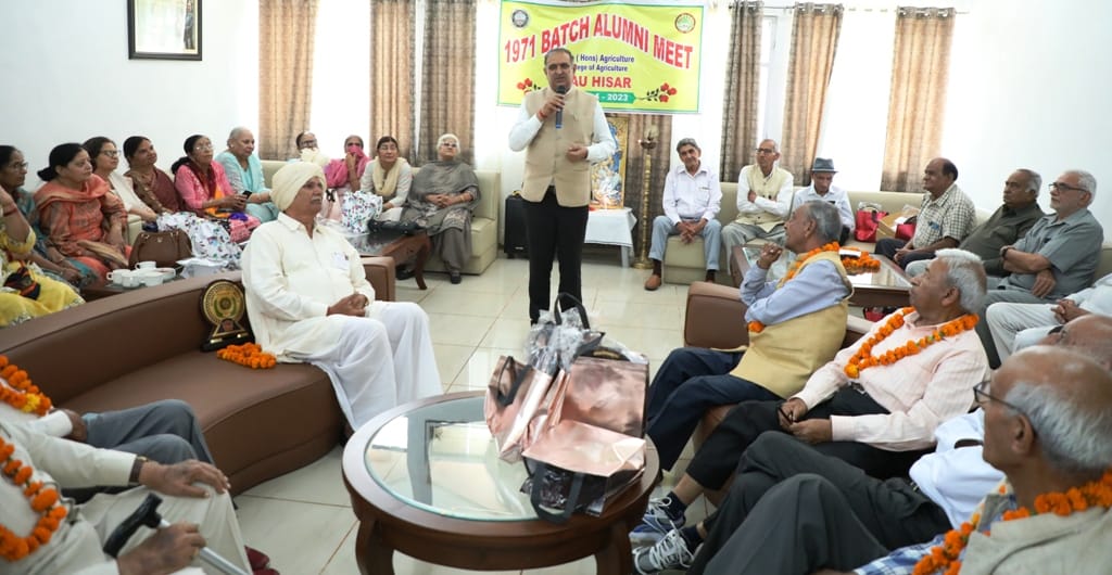Alumni arrived in HAU refreshed 52 years old memories