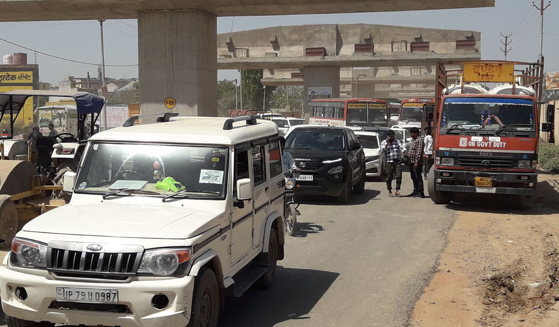 Long jam due to elevated road construction work, drivers remained worried