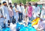 सुल्तानपुर के अंबेडकर पार्क में बुधवार को धरने पर बैठे किसानों से वार्ता करते कांग्रेस के प्रदे