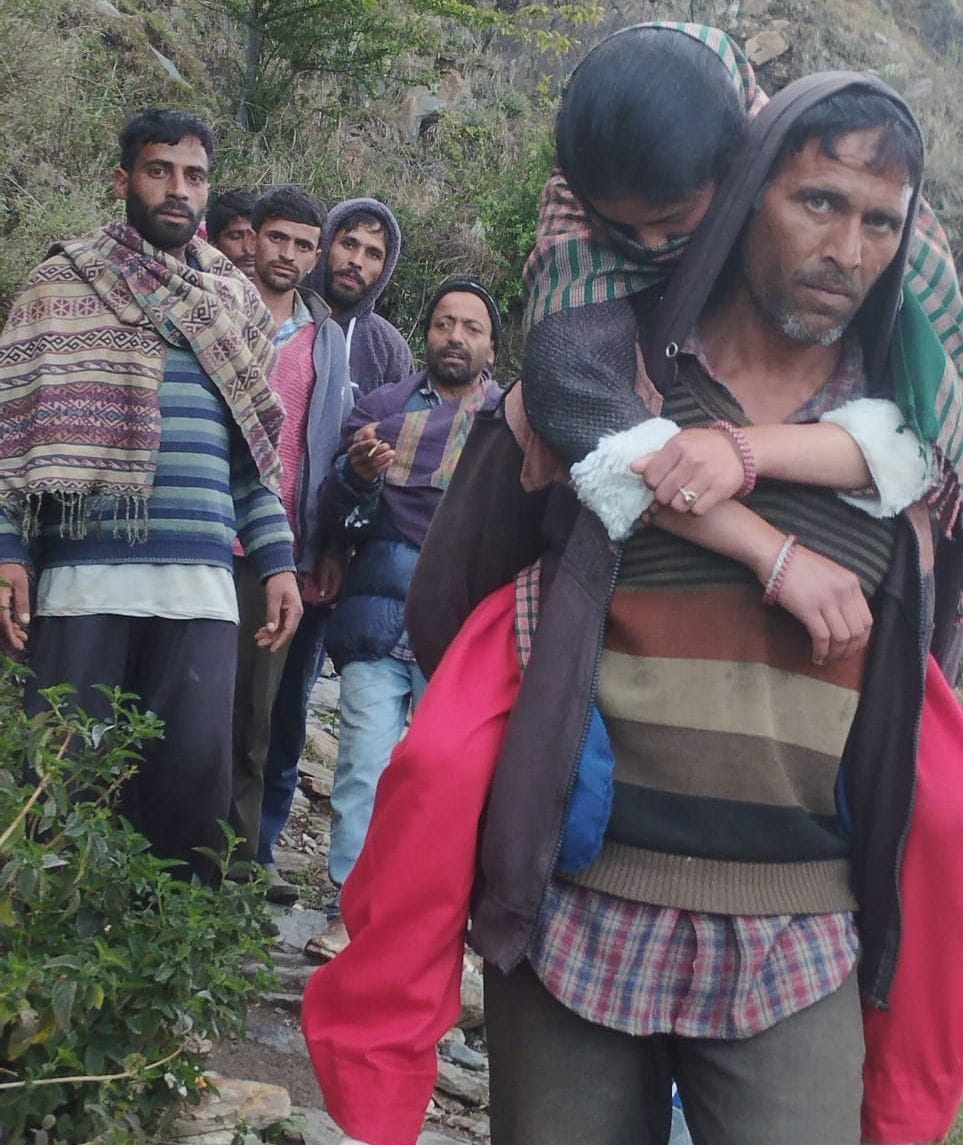 Carried the sick daughter on her back and walked 10 km till the road