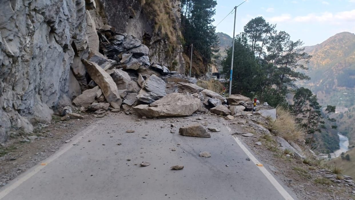 Wheels of vehicles stopped for two hours on Chamba-Tisa road