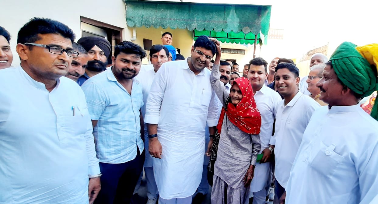 Son, I look like your aunt in a relationship, the old woman said - Dushyant Chautala took blessings by giving 500 rupees
