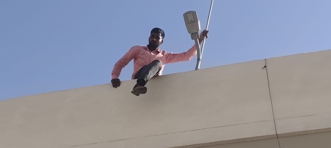 Soldier climbed on the roof of Tehsil to stop illegal construction