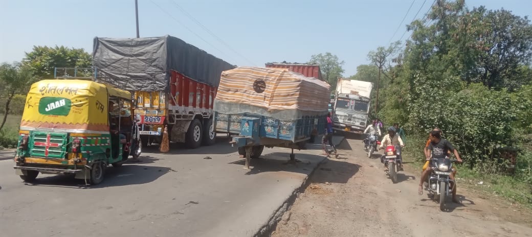 Jam on Roja railway overbridge due to failure of tractor trolley