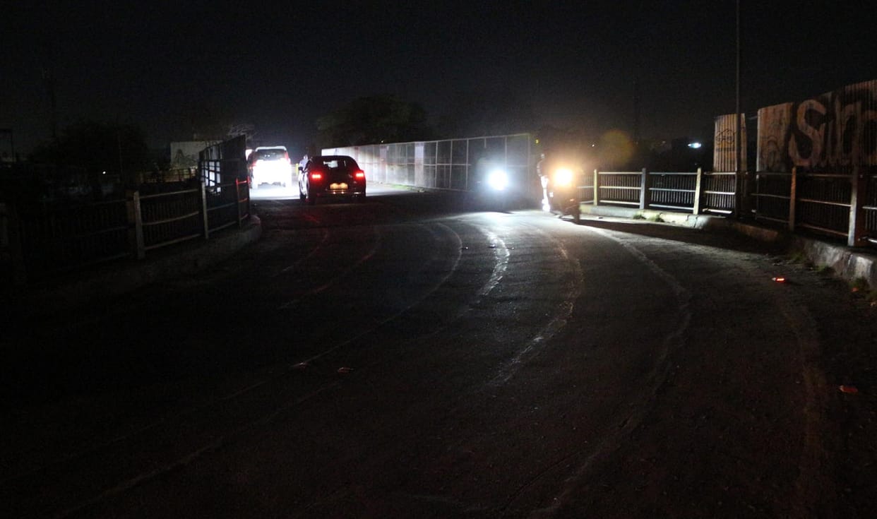 Darkness engulfs major roads in the evening