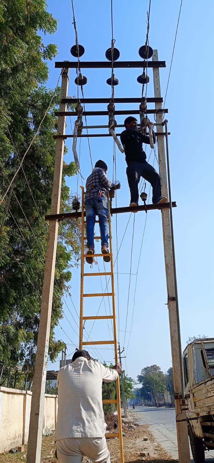 65 trees and 20 electric poles broken by the storm, there was no electricity overnight in many areas