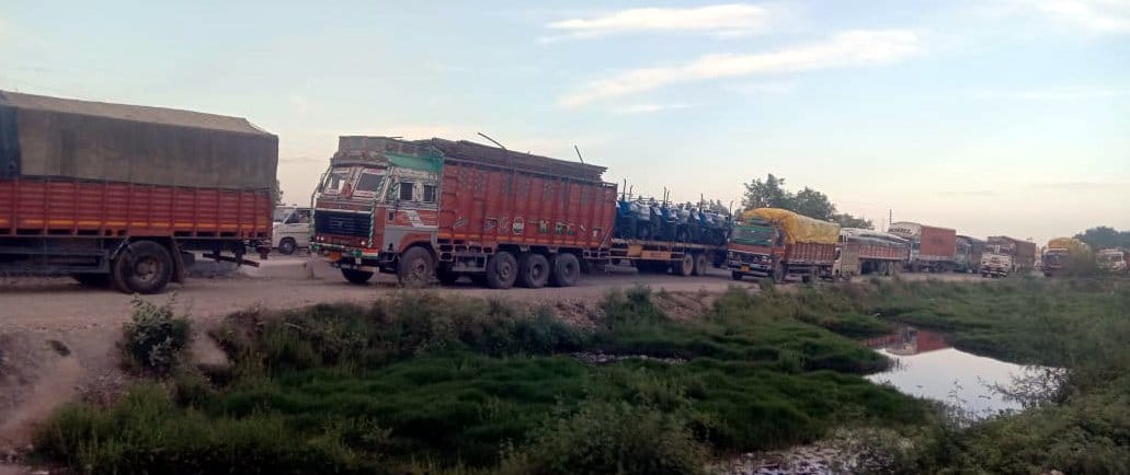 Truck stuck due to service road collapse, jammed all night
