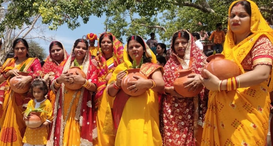 Kalash Yatra taken out for Shrimad Bhagwat Katha