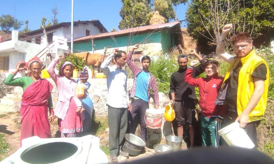 Villagers of Kathnauli demonstrated with empty utensils