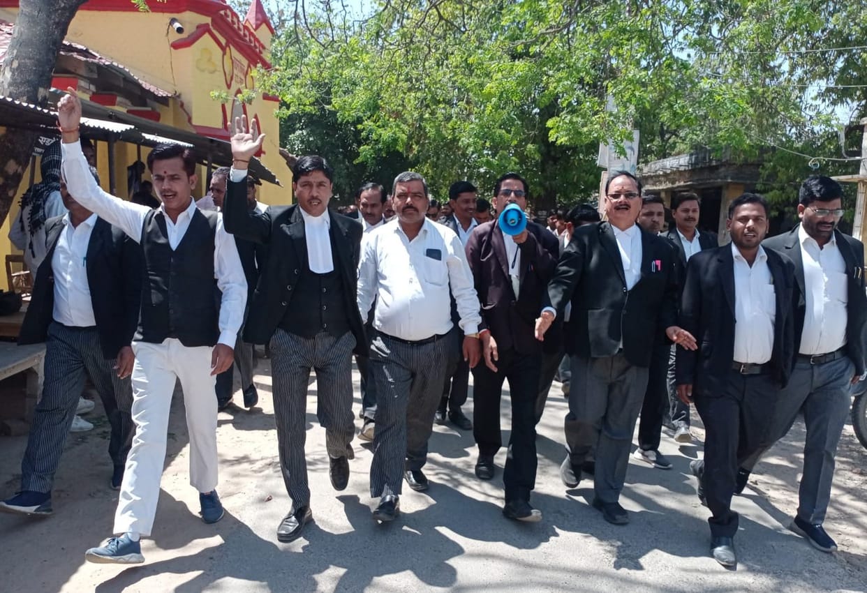 Lawyers Protested in the court of Gonda