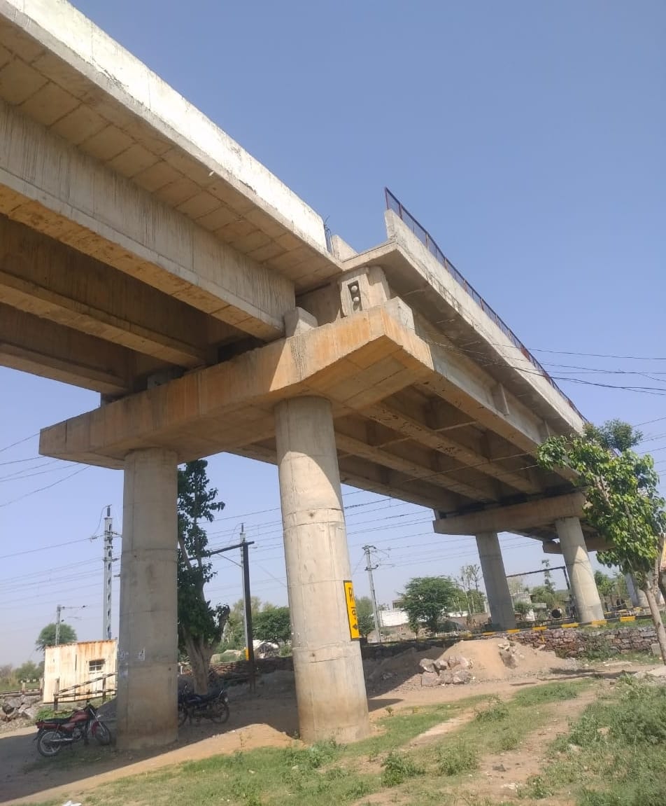 Dead body of middle aged man found near Kund barrier, fear of falling from flyover