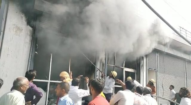 Clothing showroom caught fire due to short circuit