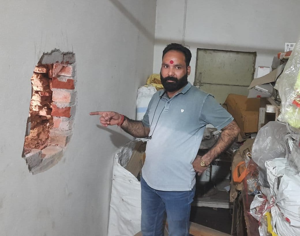 Lakhs of cash stolen by masking in the shop