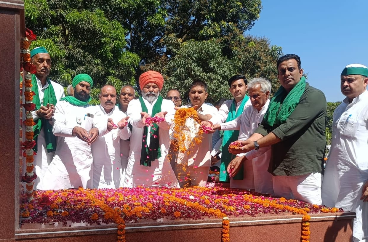 Farmers should not sell their lands adjacent to the roads: Tikait