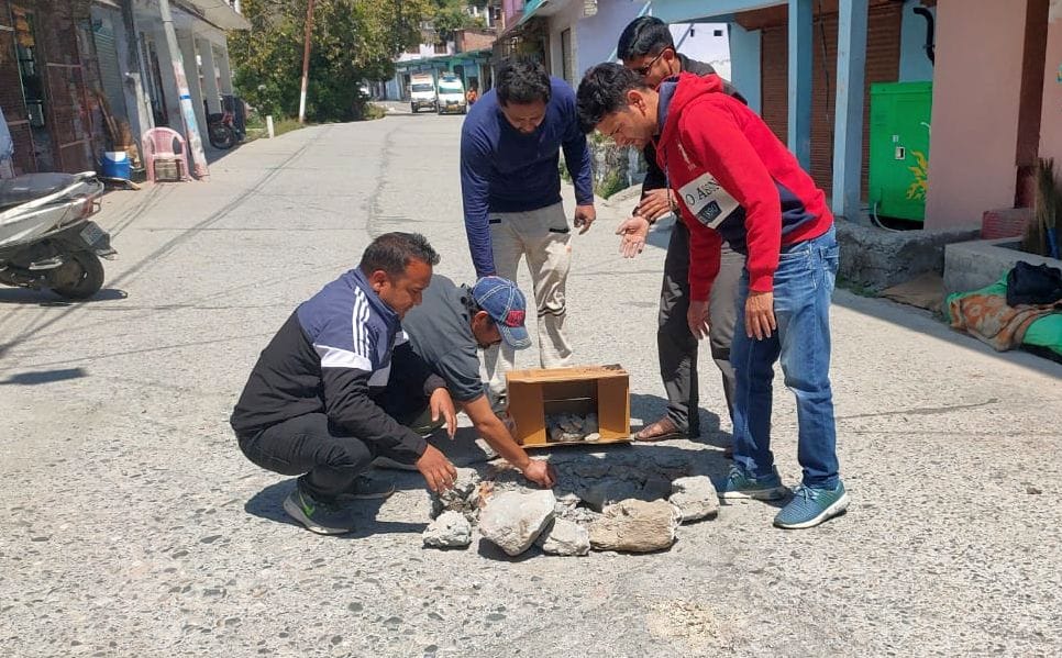 NH sinks in Kapkot market