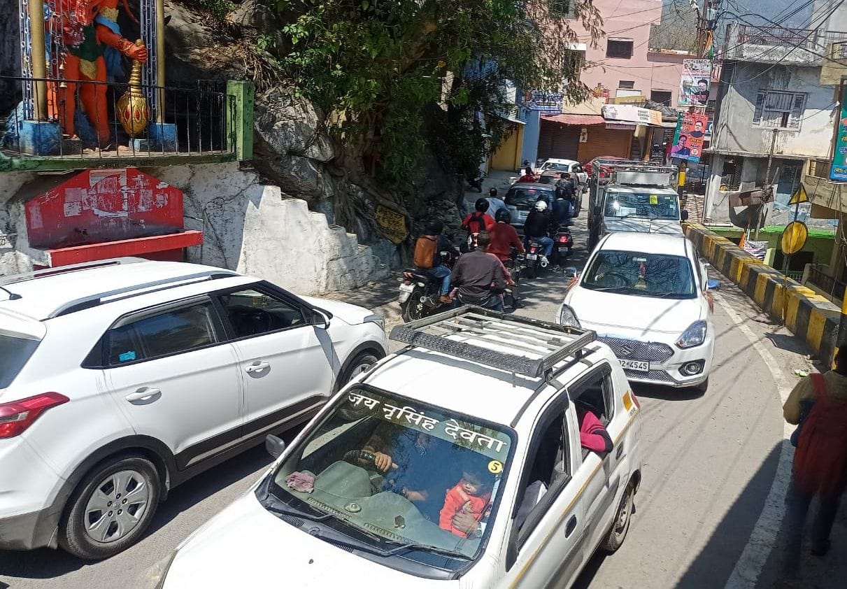Jam on Malroad during tree removal