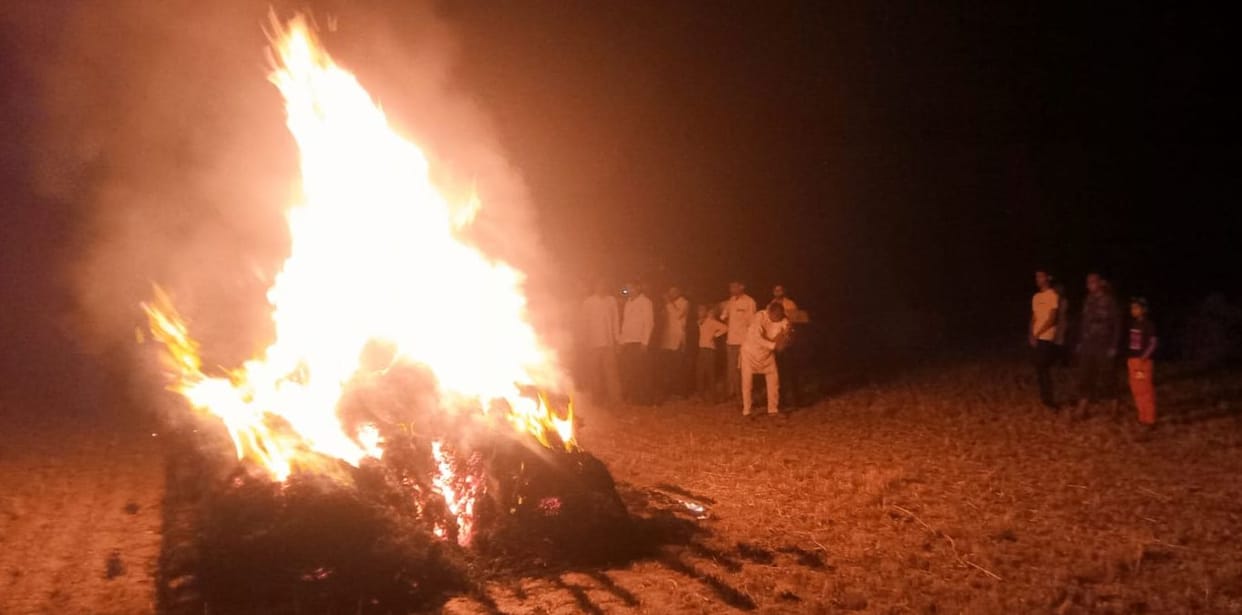 one and a half acres of wheat crop caught fire, farmer accused