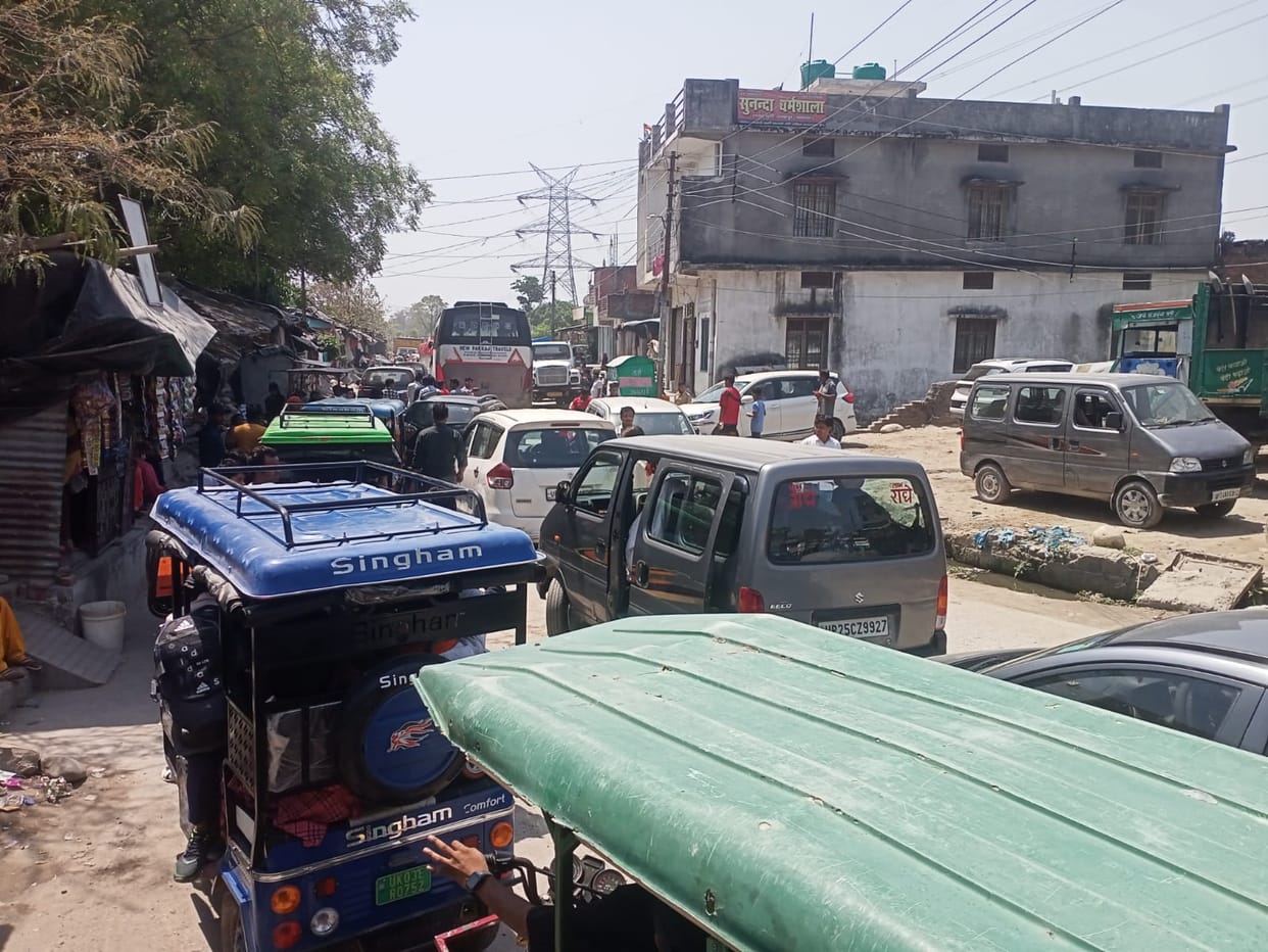 Civic aminities - people face problems in traffic.