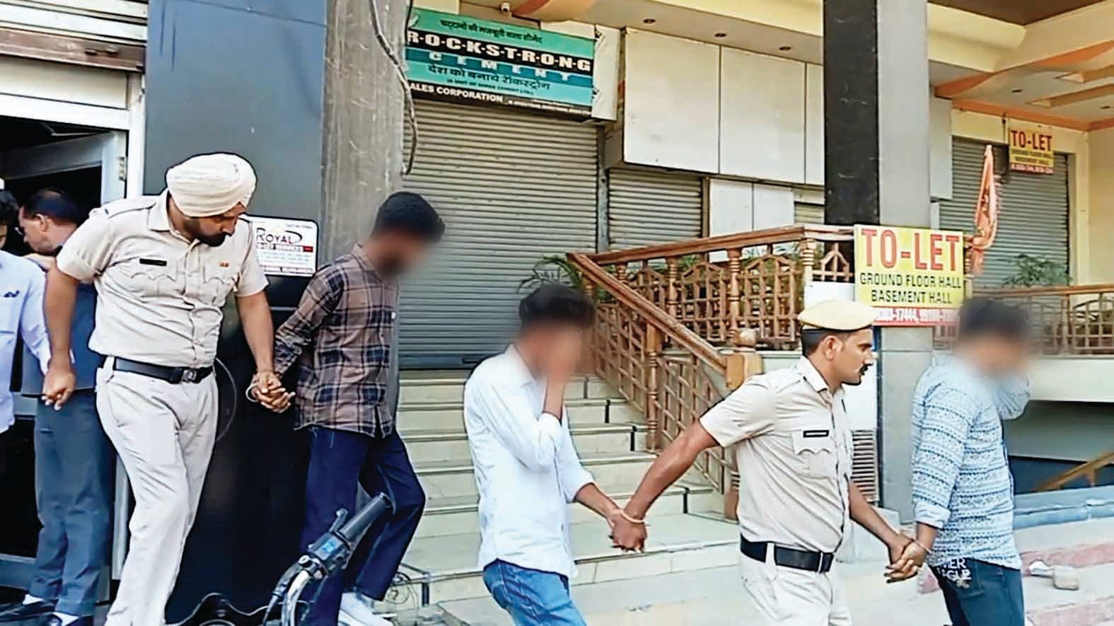 Police raid on hookah bar running without permission: more than 20 school and college students caught